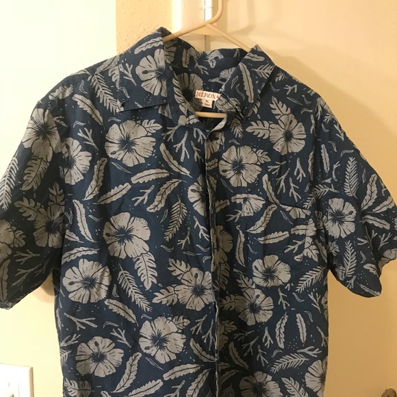 Three short sleeve large button up tees - Picture 3 of 4